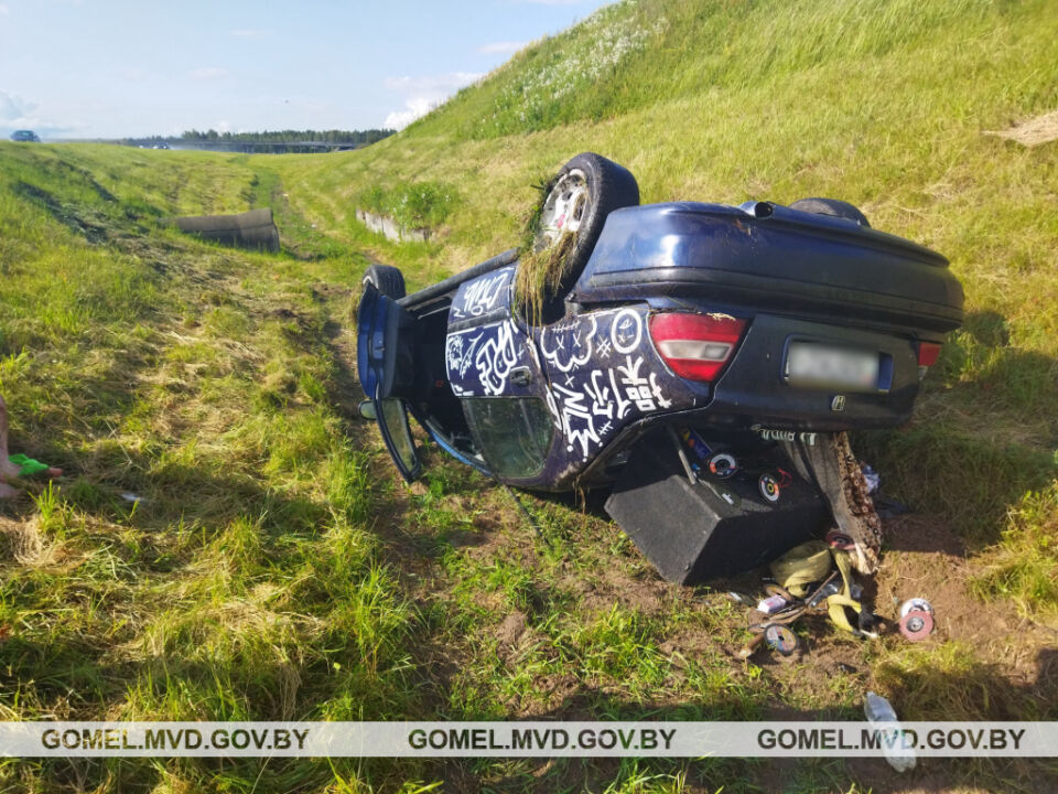 Не справились с управлением — на Гомельщине в двух ДТП с опрокидыванием авто пострадали оба водителя