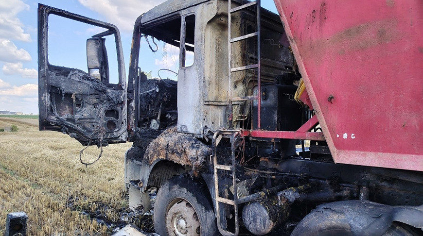 В Речицком районе в поле горел грузовик с зерном