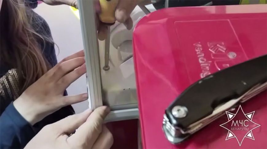 Рука девочки застряла в автомате с игрушками. На помощь пришли сотрудники МЧС