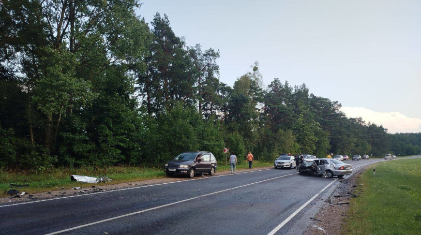 Три человека погибли и пять получили травмы при лобовом столкновении автомобилей в Дятловском районе