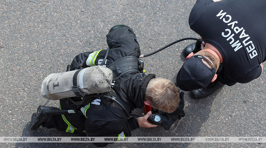 Мужчина погиб при пожаре в витебской пятиэтажке, из соседних квартир эвакуированы восемь человек 