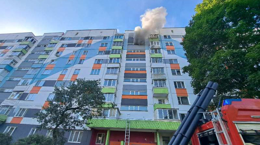 В Витебске горела квартира в многоэтажке, спасатели эвакуировали семь человек