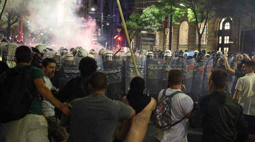 Более 70 человек пострадали во время ночных беспорядков в Сербии