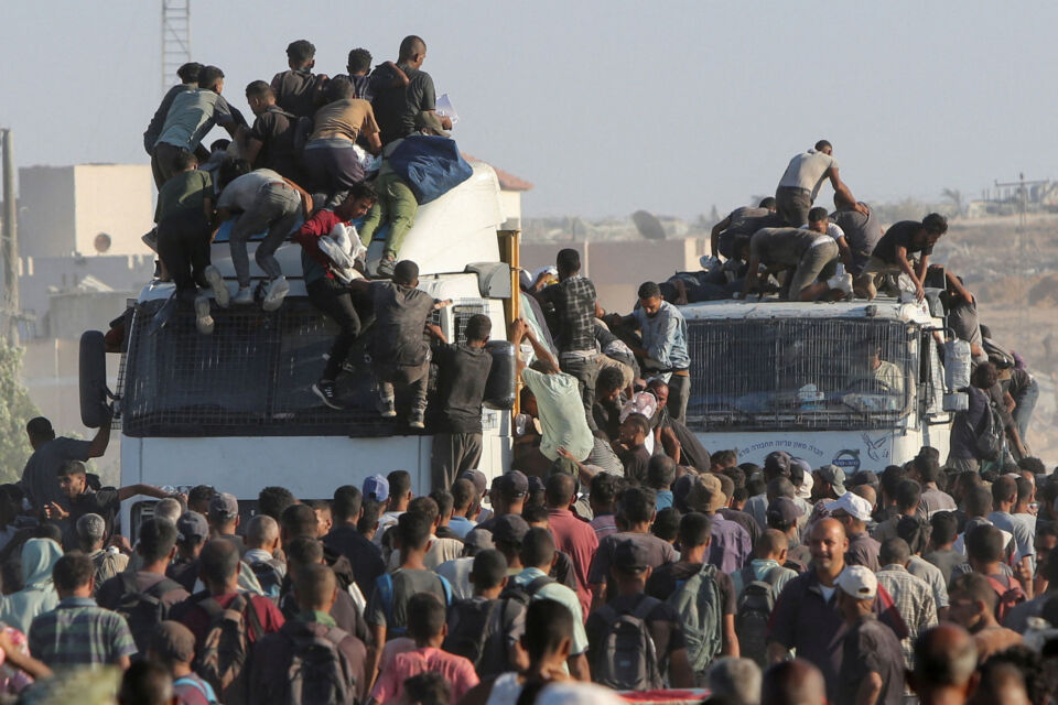 В секторе Газа на людей опрокинулся грузовик с продовольствием — есть жертвы и пострадавшие