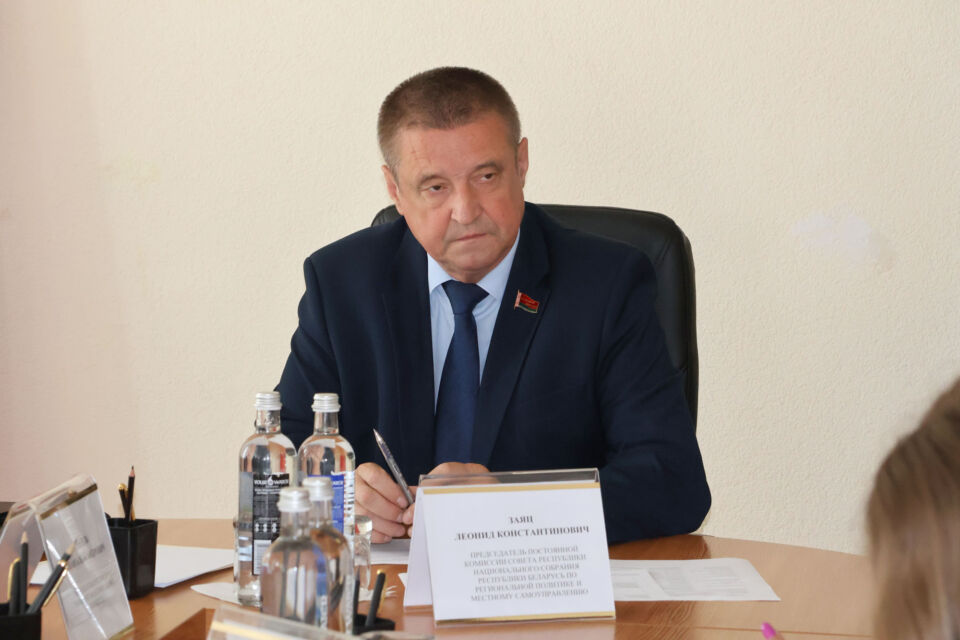 Выездной прием граждан в Круглом провел Леонид Заяц