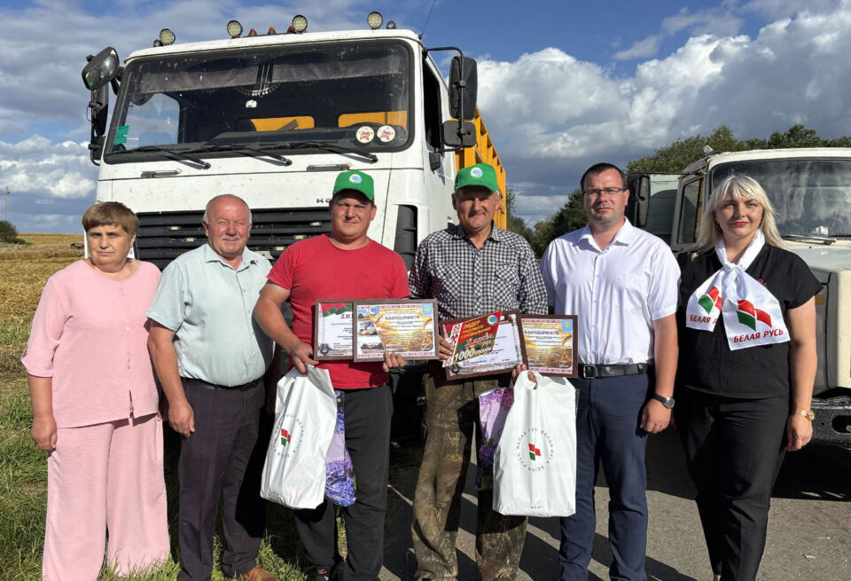 Отец и сын — два Николая Бабарикина — стали очередными водителями-«тысячниками» Круглянщины