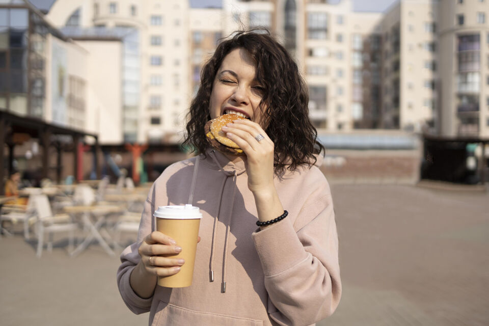 Какие привычки могут приводить к вздутию живота