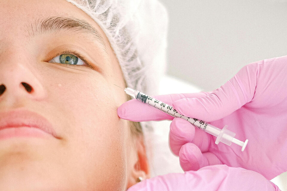 Проблемы со зрением и паралич мышц: судэксперты Могилевщины предупреждают об опасности бьюти-процедур на дому