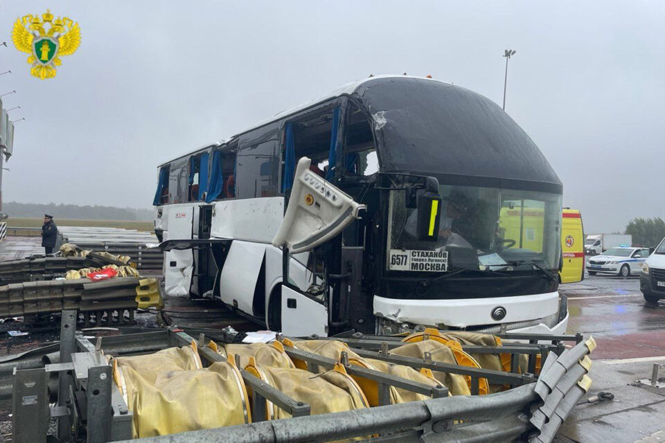 В России пассажирский автобус врезался в опору — пострадали более 30 человек, среди них 4 ребенка