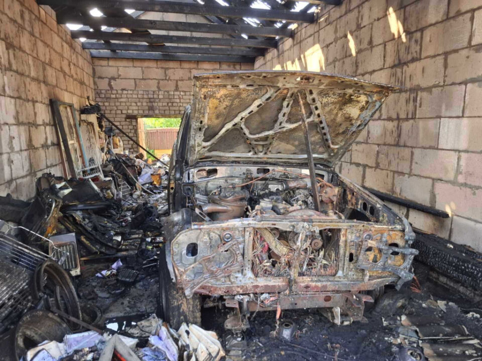 Детская игра со спичками обернулась трагедией в Могилеве — огонь уничтожил гараж и автомобиль