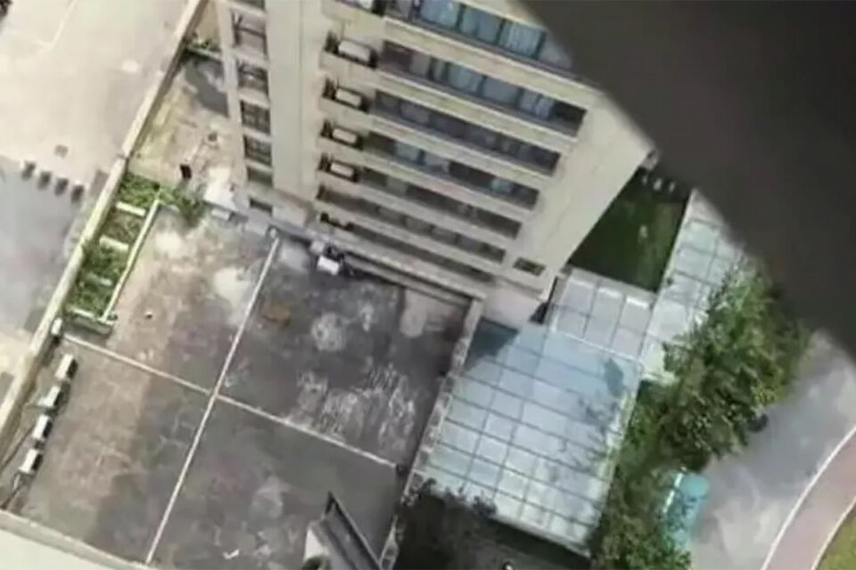 В Китае трехлетний мальчик выпал из окна 18-го этажа и выжил