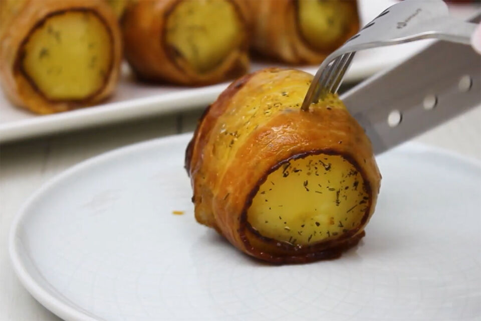 Вкусно и без хлопот: рецепт запеченной картошки с беконом в рукаве