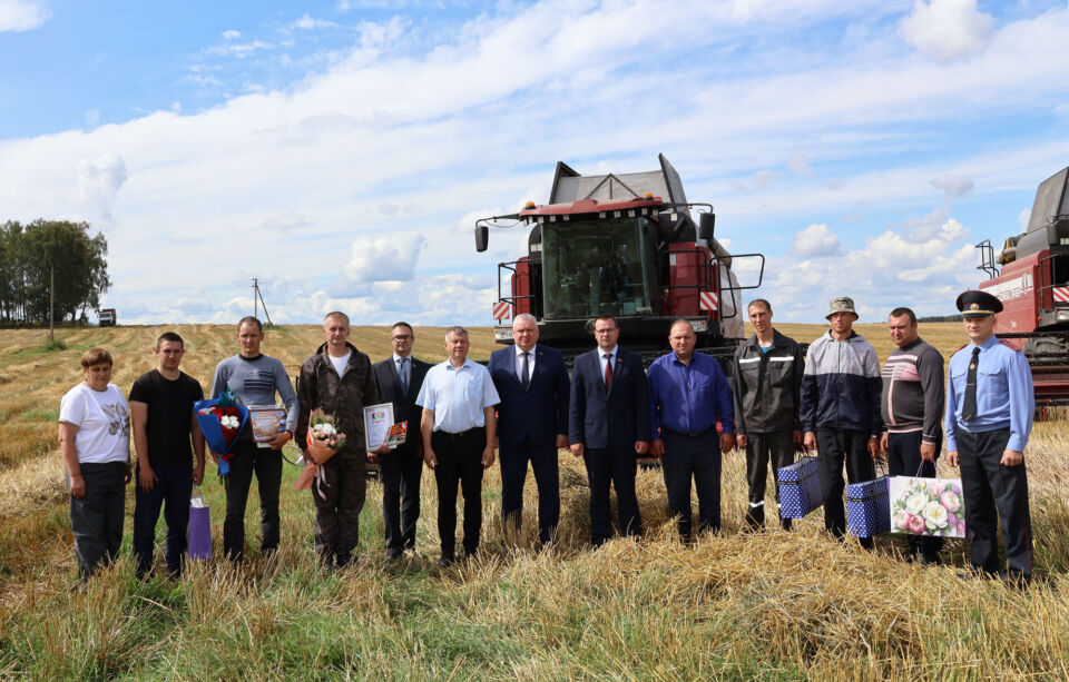 Сотрудники милиции оказывают помощь аграриям в период жатвы