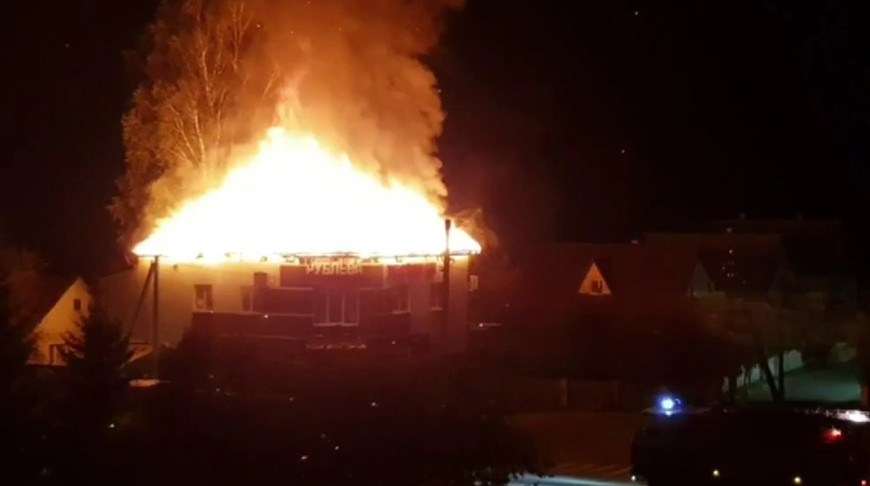 В Лепеле горела крыша ресторана, спасатели ликвидировали пожар