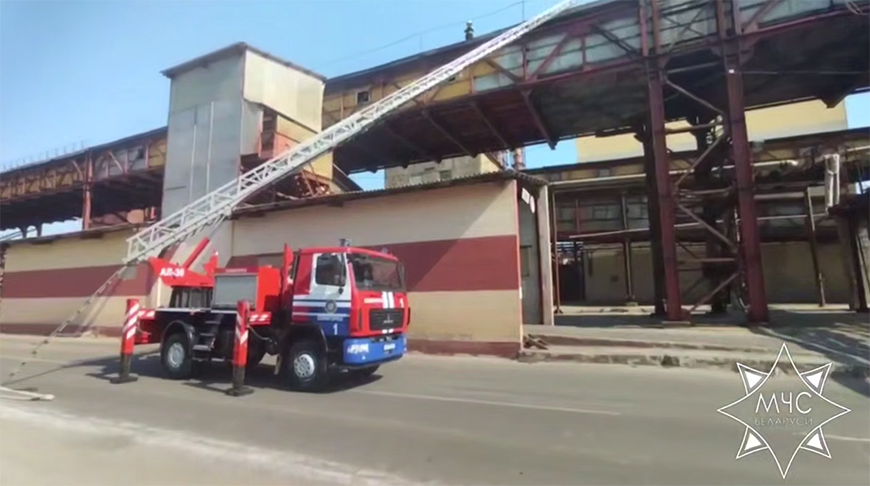 Спасатели потушили пожар на территории предприятия в Солигорске