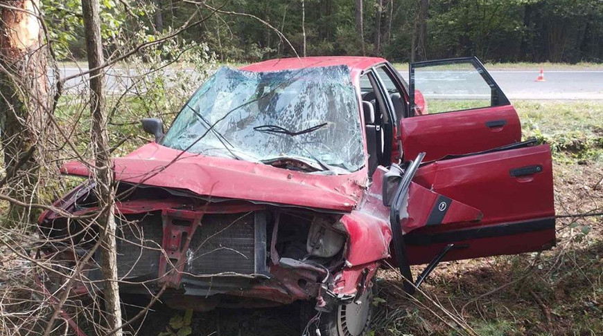 В Свислочском районе легковушка съехала в кювет и врезалась в дерево, спасатели вызволили водителя