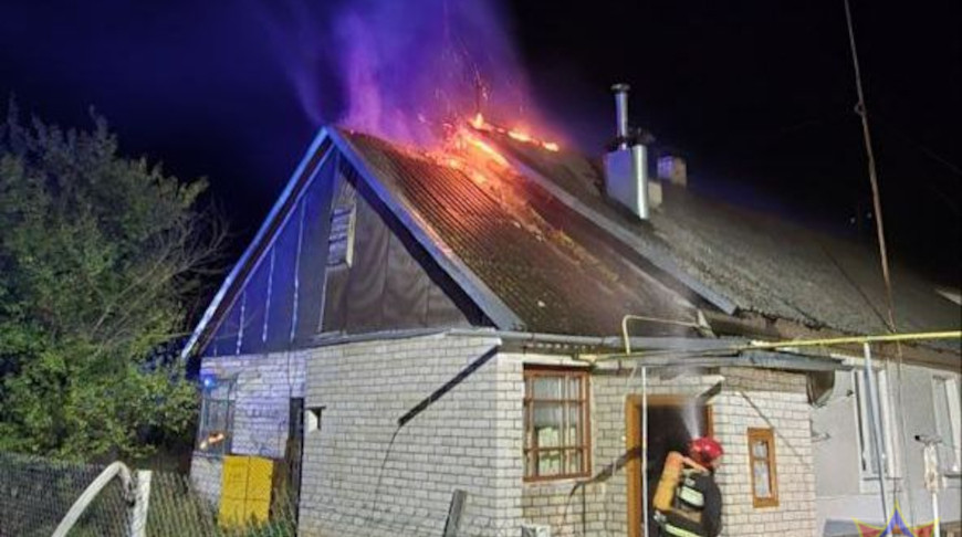 Жилой дом горел в Волковыске, при пожаре спасли женщину