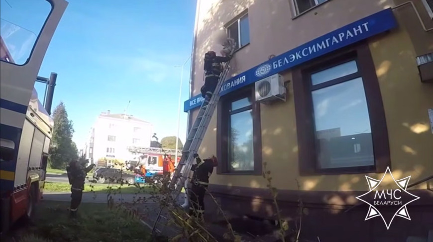 Мать с дочерью спасли при пожаре в квартире в Барановичах