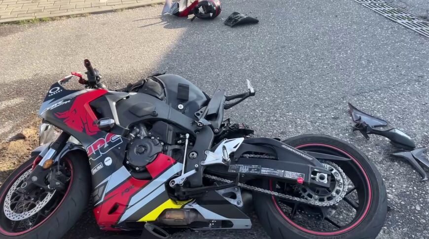 Мотоциклист пострадал при столкновении с грузовиком