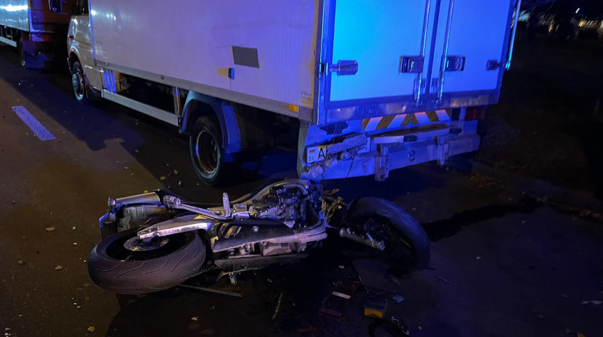 В Минске мотоциклист после удара авто врезался в припаркованную легковушку, мужчина в больнице