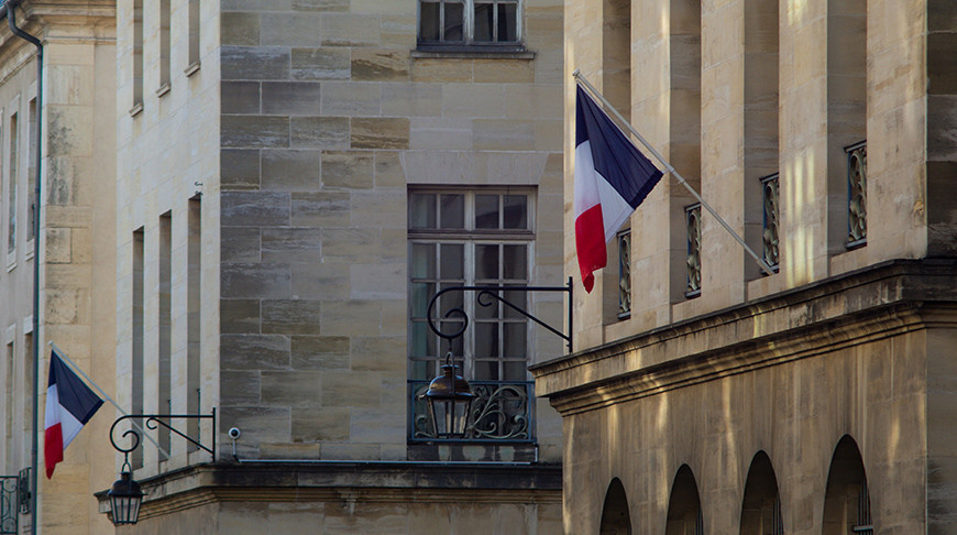 Во Франции разгорелся новый политический кризис после выражения депутатами недоверия правительству