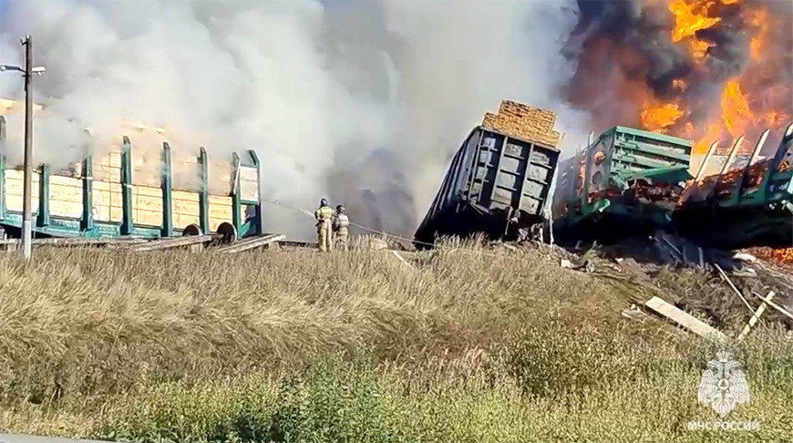 Грузовик столкнулся с товарным поездом на переезде в Смоленской области: горят вагоны с бензином