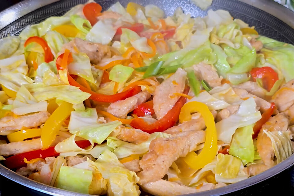 Вкусный и сытный ужин: рецепт капусты с курицей на сковороде