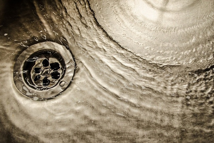 Советы для дома: как канцелярская резинка может помочь устранить засор в ванной или на кухне