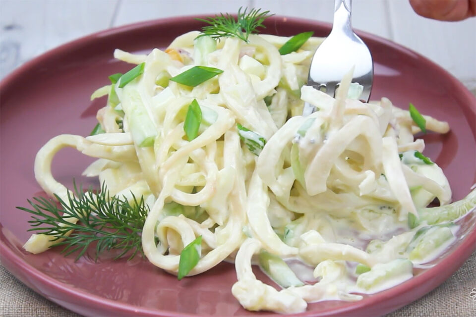 Быстро и вкусно: рецепт салата с кальмарами