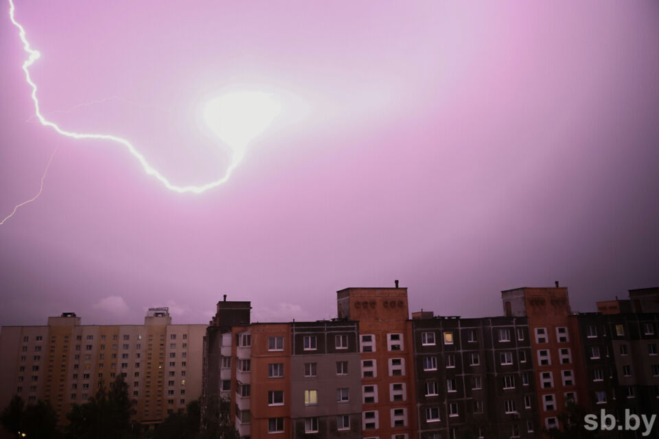 В Беларуси ожидаются грозы — в МЧС напомнили о факторах опасности
