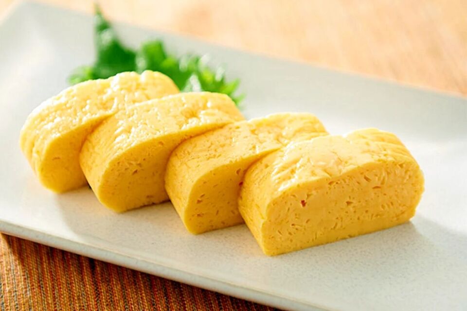 Нежное блюдо на завтрак: рецепт японского омлета тамагояки