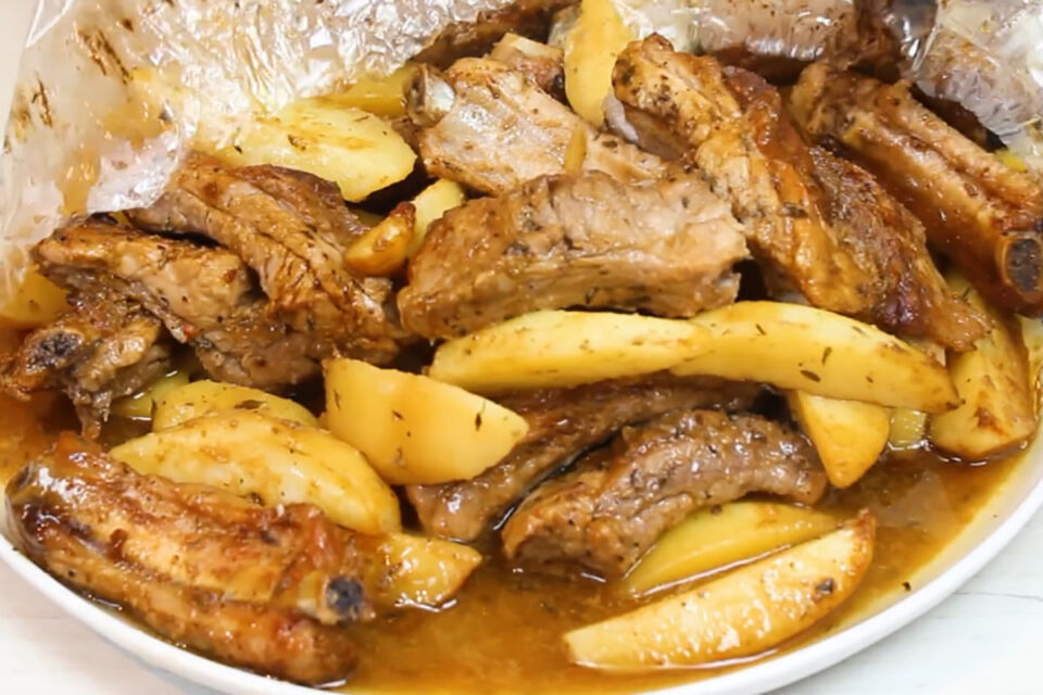 Кулинарный блогер рассказала, как вкусно приготовить свиные ребрышки с картошкой в рукаве для запекания