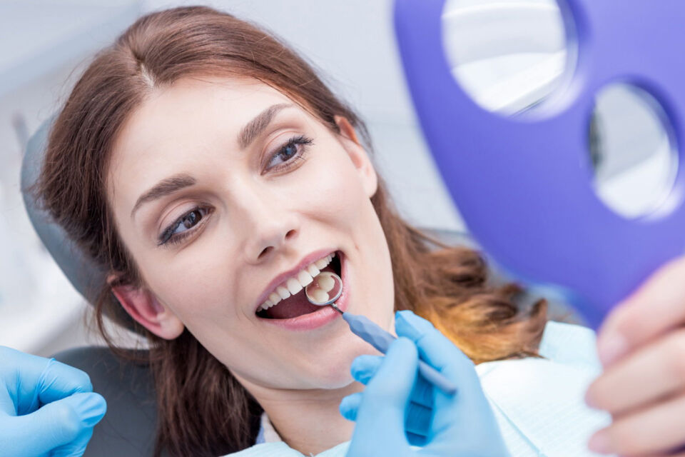 Зубной камень: какие последствия он вызывает и можно ли избавиться от него самостоятельно