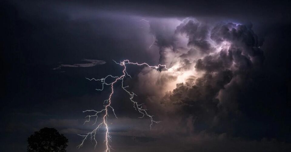 Спасатели напомнили о факторах опасности при грозах и порывах ветра