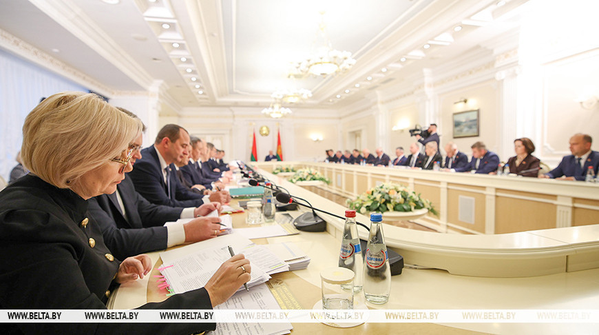 «Нужен реалистичный, но напряженный сценарий». Лукашенко о прогнозных показателях на 2026 год