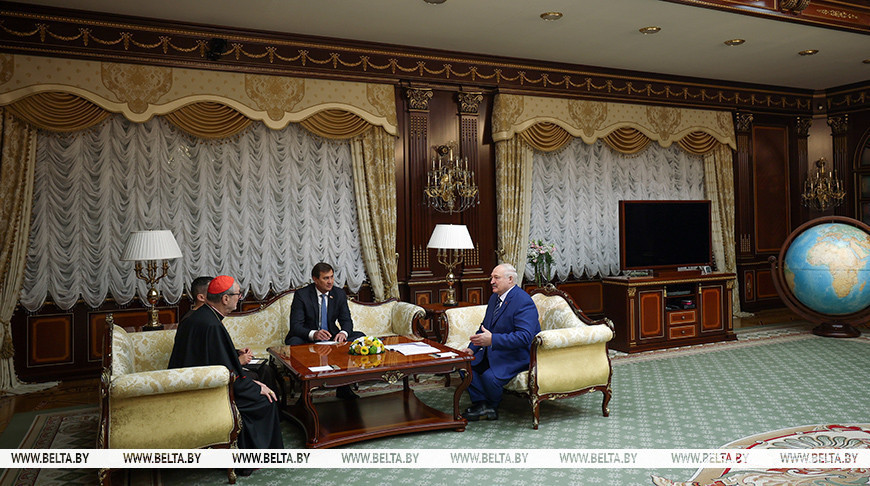 Лукашенко и спецпосланник Папы Римского Гуджеротти подтвердили важность диалога для взаимопонимания в мире 