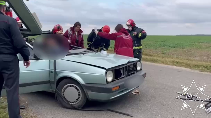 Спасатели деблокировали водителя легковушки после аварии в Пуховичском районе