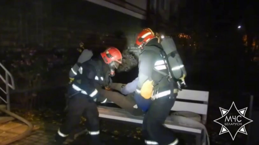 В Могилеве работники МЧС спасли пенсионера из горящей квартиры