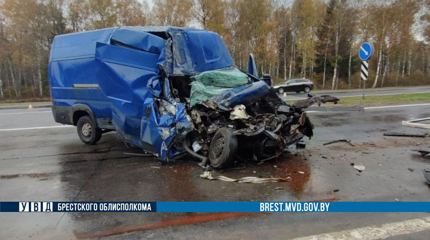 Грузовик и свеклоуборочный комбайн столкнулись в Ивацевичском районе 