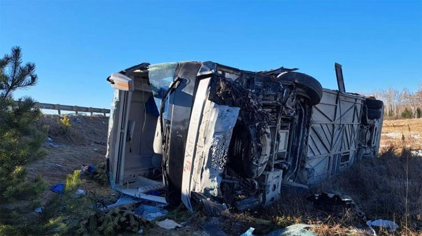 Автобус с 48 пассажирами попал в ДТП и опрокинулся в Амурской области