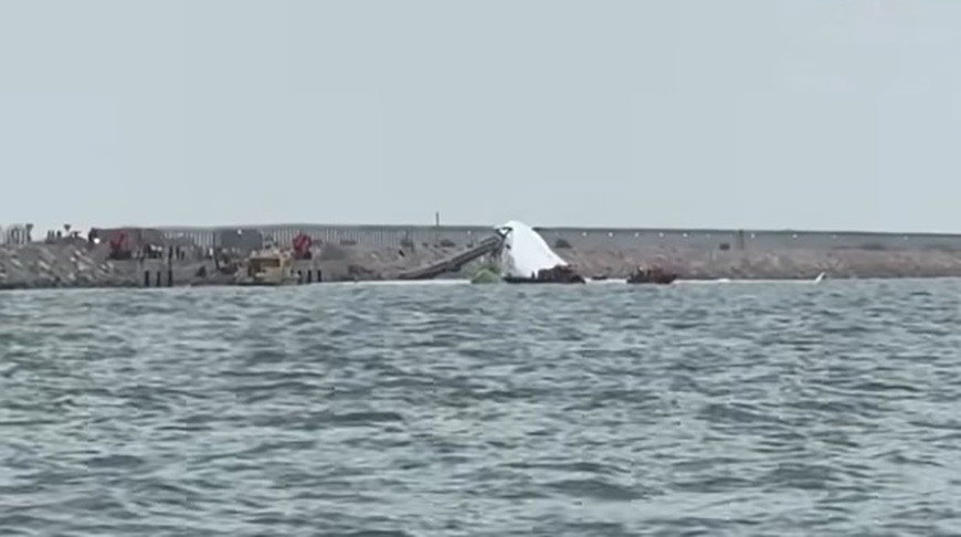 В Гонконге самолет выкатился за пределы взлетной полосы и упал в море, погибли два человека