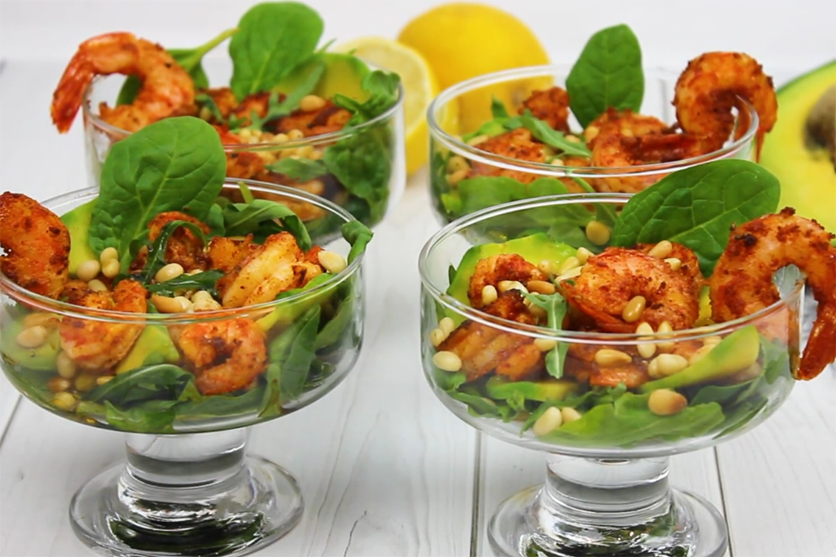 Кулинарный блогер поделилась рецептом салата с креветками и авокадо