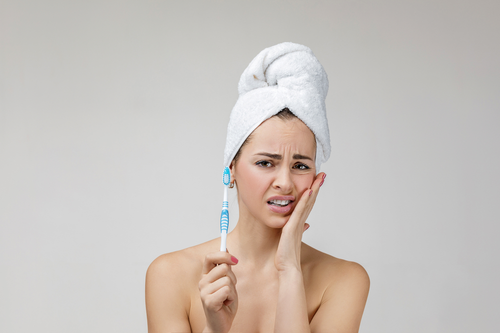 Стоматолог объяснил, почему десна начинает опускаться и как это влияет на здоровье зубов