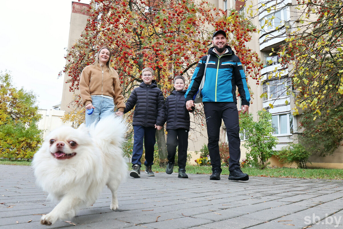 Сколько времени белорусские мужчины уделяют ведению домашнего хозяйства и уходу за детьми, сообщили в Белстате