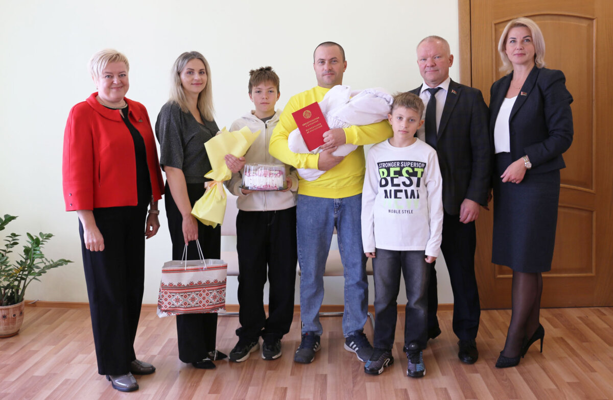 Первая запись в книге жизни появилась у новорожденной жительницы г. Круглое Эмилии  Еркович в День матери