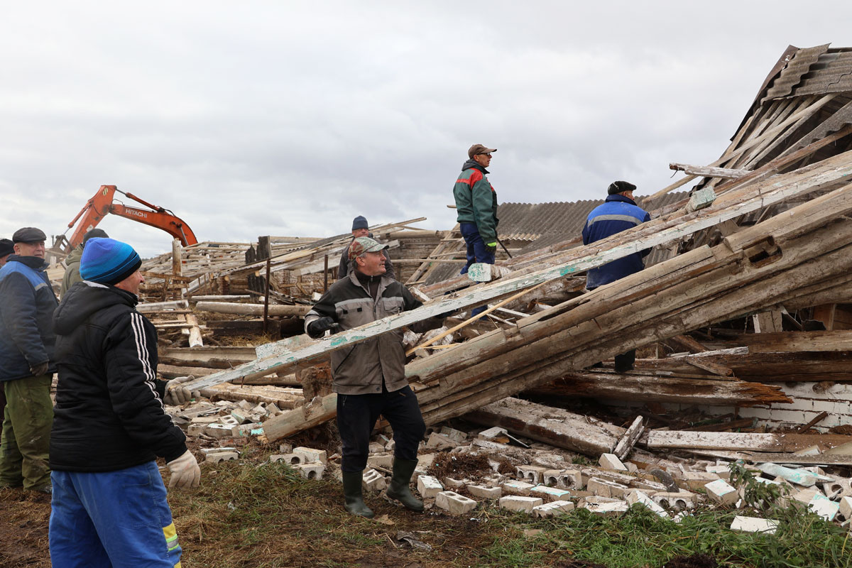 В агрогородке Старое Радча  ликвидируются последствия шквалистого усиления ветра