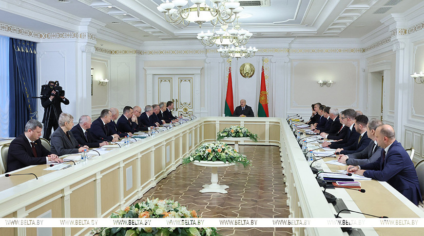 Лукашенко представили два варианта программы пятилетки, но без консенсуса. Какие вопросы ставит Президент? 