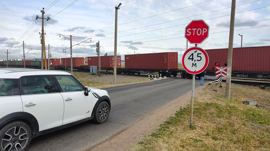 Что делать, если машина заглохла на ж/д переезде? В БЖД рассказали, как действовать