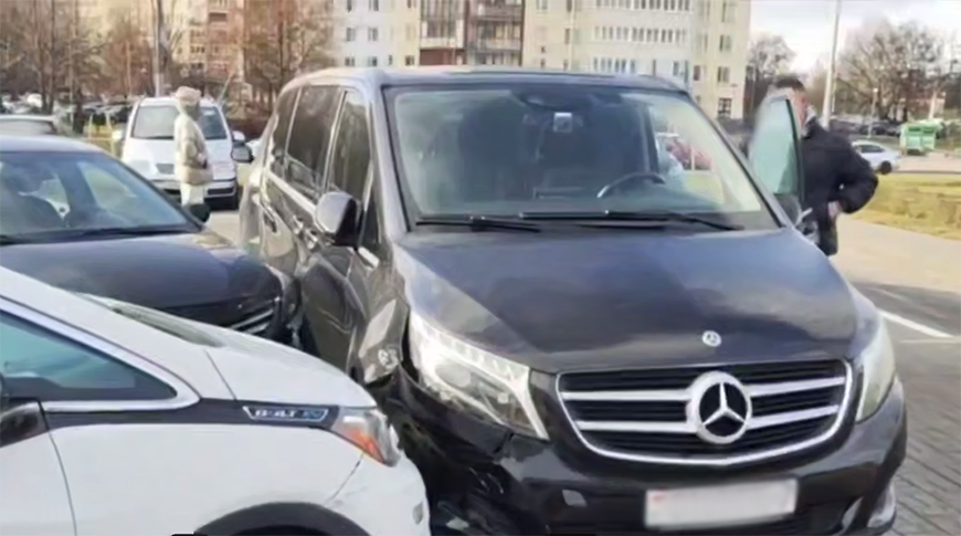 В Минске женщина — водитель перепутала педали и повредила шесть машин 