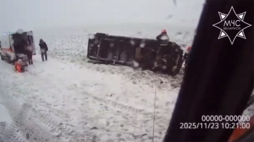 Работники МЧС деблокировали водителя грузовика после ДТП в Каменецком районе